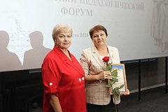 В Лысых Горах на традиционной педагогической конференции работникам образования вручены заслуженные награды