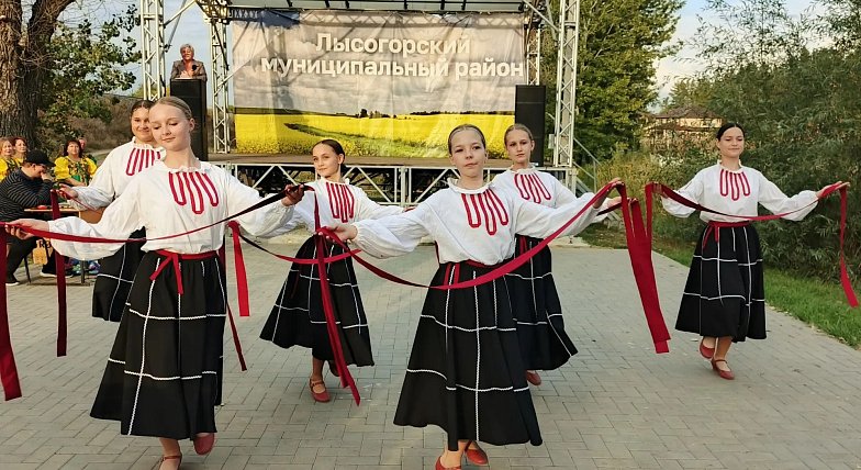 Культурно‑исторический форум «РОССИЯ. САРАТОВ. КУЛЬТУРА» в Лысых Горах завершился концертом под открытым небом