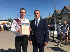 Глава Лысогорского района Сергей Фартуков принял участие в торжественной линейке, посвященной Последнему звонку, в школе №1