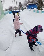 Воспитанники детского сада «Радуга» приняли участие в уборке снега