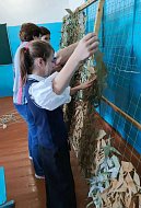 Школьники и учителя села Новая Красавка осваивают плетение маскировочных сетей