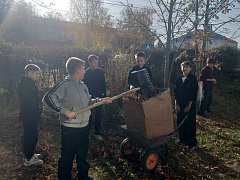 Ученики школы № 1 р. п. Лысые Горы навели порядок на пришкольном участке