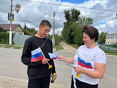 В преддверии Дня Государственного флага РФ сотрудники Комплексного центра социального обслуживания населения Лысогорского района вышли на улицы, чтобы поздравить лысогорцев