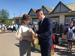 Глава Лысогорского района Сергей Фартуков принял участие в торжественной линейке, посвященной Последнему звонку, в школе №1