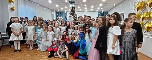 В Лысогорской детской школе искусств состоялось театрализованное новогоднее представление