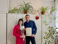 В отделе ЗАГС по Лысогорскому району поздравили молодых мам, которые недавно стали многодетными