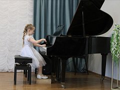 Детская школа искусств отметила Международный женский день ярким концертом