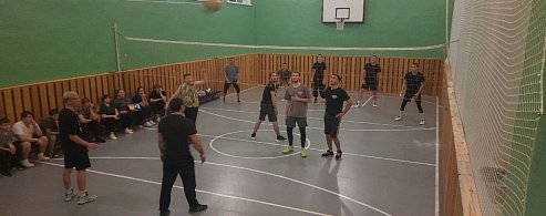 Невежкино и Широкий Карамыш сошлись в товарищеском матче по волейболу