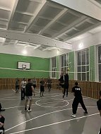 В спортзале школы села Невежкино встретились местные волейболисты с командой из Широкого Карамыша