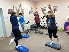 Активное долголетие: старшие Лысогорского района по утрам занимаются степ-аэробикой