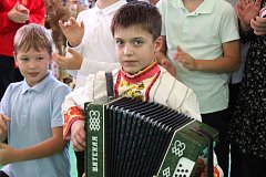 С большим размахом в Лысогорской школе №2 прошла первая благотворительная ярмарка