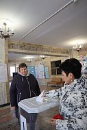 Глава района Валентина Фимушкина проголосовала с юбиляршей
