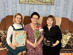 Представители госветслужбы Лысогорского района поздравили с 8 марта заслуженного ветеринарного врача Российской Федерации