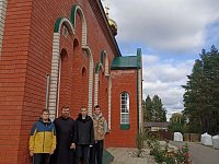 Школьники Лысых Гор помогли с благоустройством храма