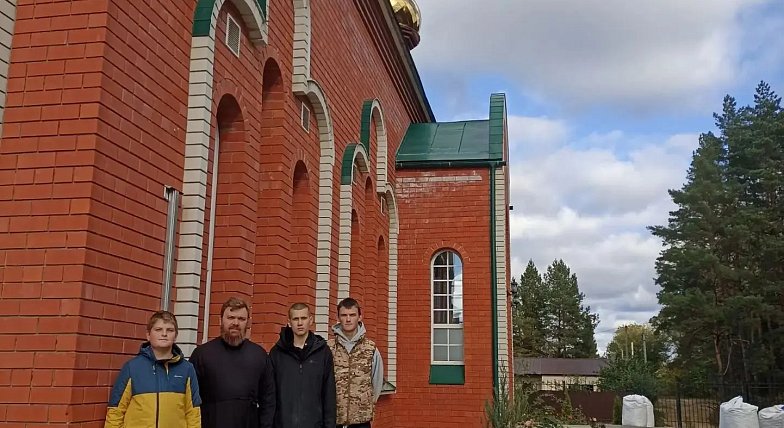 Школьники Лысых Гор помогли с благоустройством храма
