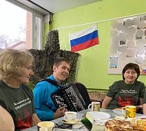 Женщинам из центра "Наши руки - фронту"  военнослужащие передали благодарственные письма и  поздравления с 8 марта