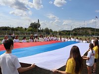 Лысогорцы развернули на стадионе 10-метровый триколор