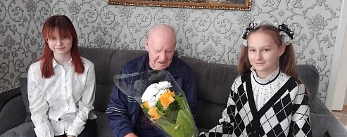 Школьники поселка Яблочный поздравили ветерана Великой Отечественной войны с Днём защитника Отечества