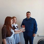 Ученики школы №1 вручали лысогорцам Георгиевские ленточки