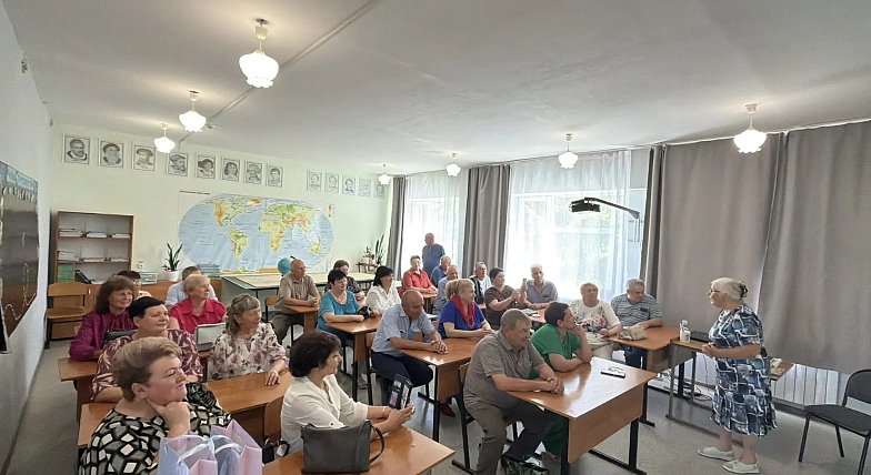 Выпускники 1981 года навестили родную школу № 1 р. п. Лысые Горы