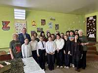 Лысогорские школьники поздравили волонтёров центра «Наши руки фронту»
