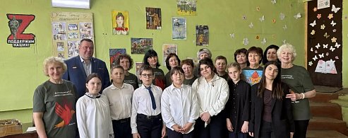Лысогорские школьники поздравили волонтёров центра «Наши руки фронту»