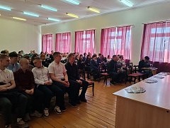 Со старшеклассниками Лысогорского района встретились представители Вавиловского университета