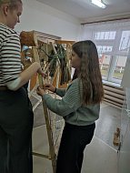 Лысогорские школьники плетут маскировочные сети для участников СВО