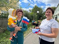 В преддверии Дня Государственного флага РФ сотрудники Комплексного центра социального обслуживания населения Лысогорского района вышли на улицы, чтобы поздравить лысогорцев