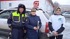 Акция «Цветы для автоледи» прошла в Лысых Горах