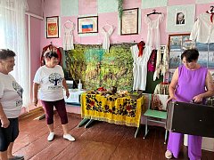 «Серебряные» волонтеры Центра социального обслуживания населения Лысогорского района посетили школьный краеведческий музей в Атаевке