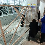 Лысогорские школьники плетут маскировочные сети для участников СВО