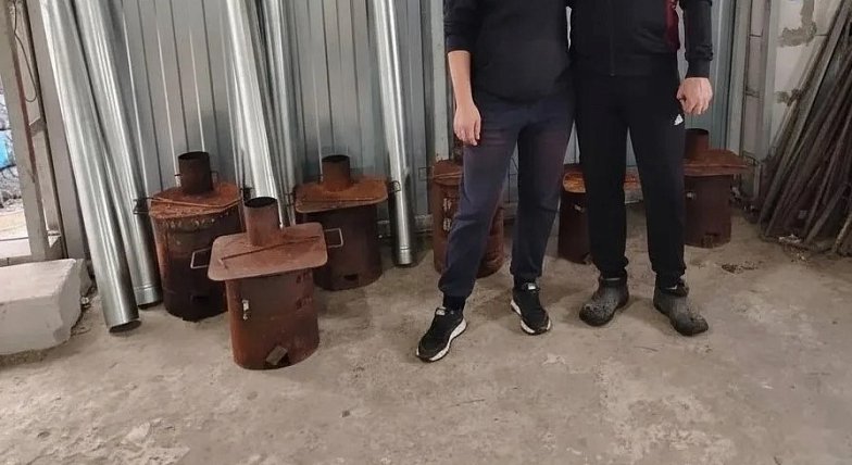 К волонтёрам из Лысых Гор за самодельными печами для участников СВО приехала родственница военнослужащих