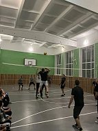 В спортзале школы села Невежкино встретились местные волейболисты с командой из Широкого Карамыша