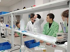 «Билет в будущее»: юные химики из школы п. Октябрьский провели первые опыты в «Кванториуме»