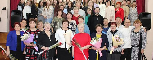 Есть традиция добрая: в Лысогорской школе №2 встретили выпускников разных лет