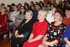 Есть традиция добрая: в Лысогорской школе №2 встретили выпускников разных лет