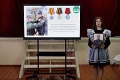 Уроки мужества в Лысогорской школе № 2: в День знаний открыли Парту Героя в честь участника СВО Андрея Пестряк