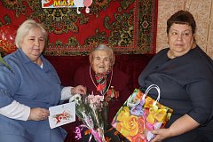 Труженики тыла принимают поздравления на дому