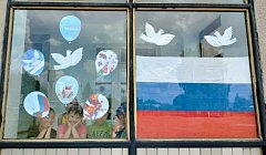 Трёхцветный гордо реет флаг на благо русского народа