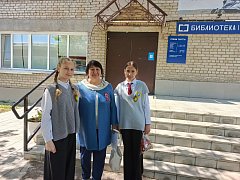 Ученики школы №1 вручали лысогорцам Георгиевские ленточки