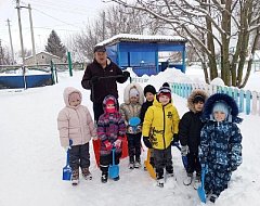 Воспитанники детского сада «Радуга» приняли участие в уборке снега