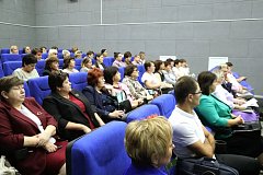 В Лысых Горах на традиционной педагогической конференции работникам образования вручены заслуженные награды