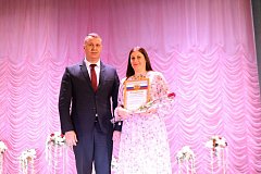 Во Дворцы культуры Лысых Гор женщинам подарили букет из прекрасных мелодий