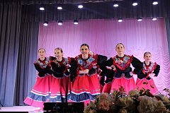 Во Дворцы культуры Лысых Гор женщинам подарили букет из прекрасных мелодий