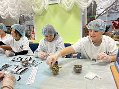 Мама участника СВО встретилась с юными лысогорскими волонтёрами