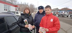 Сотрудники отделения ГИБДД МО МВД РФ «Калининский» поздравили женщин за рулем с праздником