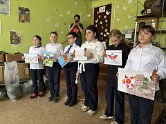 Лысогорские школьники поздравили волонтёров центра «Наши руки фронту»