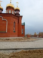 В Лысых Горах благоустраивается территория храма