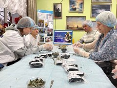 Мама участника СВО встретилась с юными лысогорскими волонтёрами